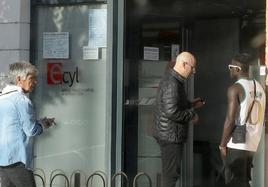 Varias personas esperan frente a la oficina del Ecyl en Segovia.