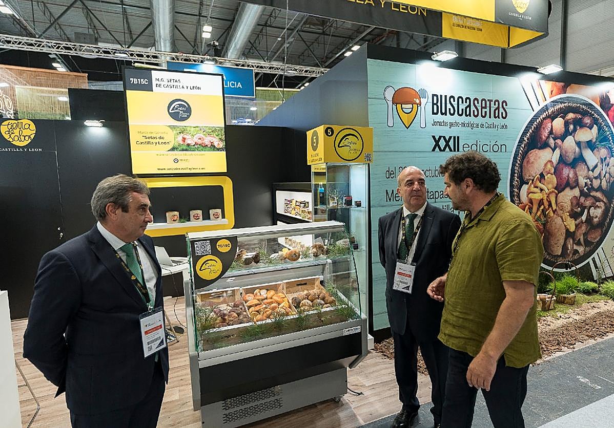 Rafael Saez y Juan Pedor Medina durante su visita a Fruit Attraction.