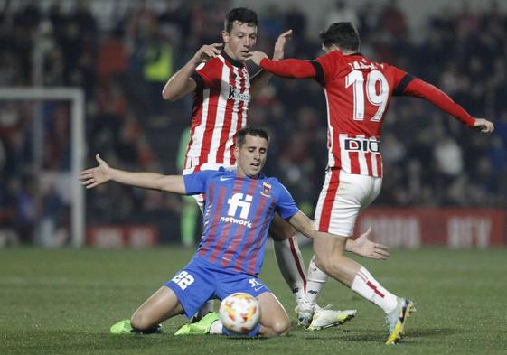 Juanto Ortuño disputa un balón con Zárraga y Vesga en el partido entre Eldense y Athletic de Copa del Rey.