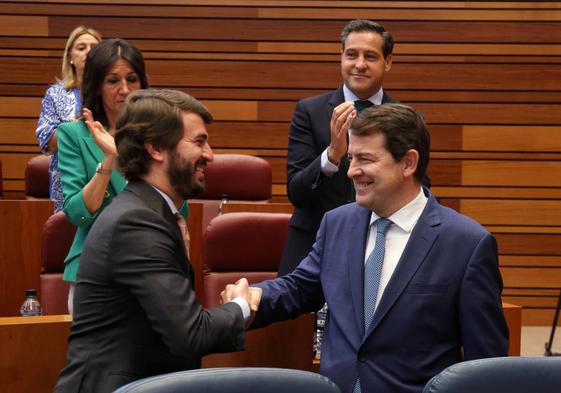 Juan García Gallardo y Alfonso Fernández Mañueco se saludan este martes en el Debate del Estado de la Comunidad.