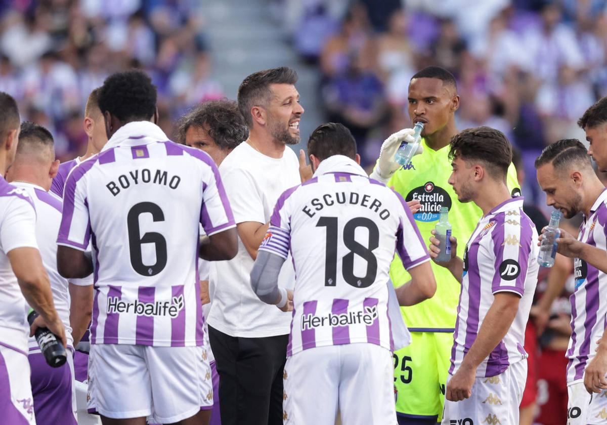 Pezzolano habla con sus jugadores durante la pausa de hidratación del partido frente a Burgos.