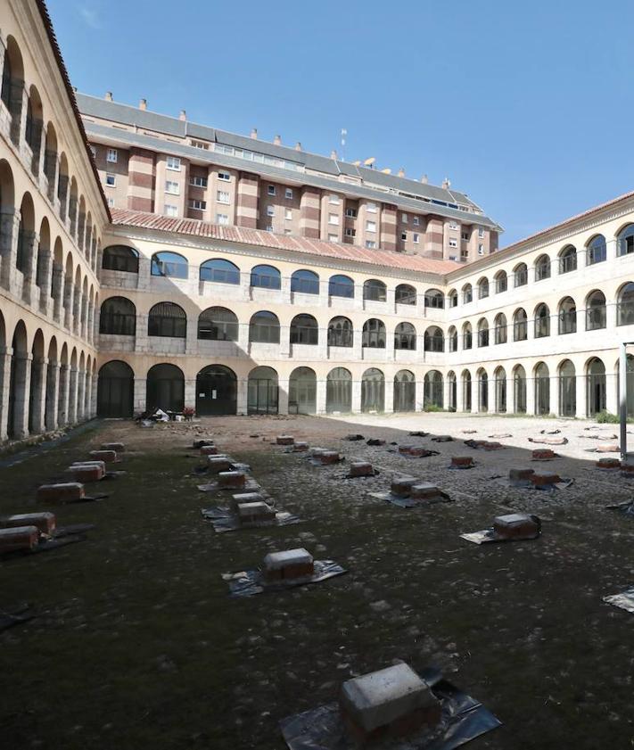 Imagen secundaria 2 - El patio de San Benito se prepara para acoger el registro municipal.