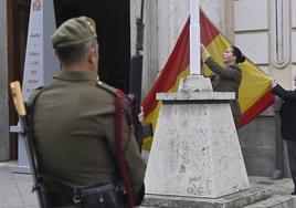 Solemne arriado de bandera en el Palacio Real.