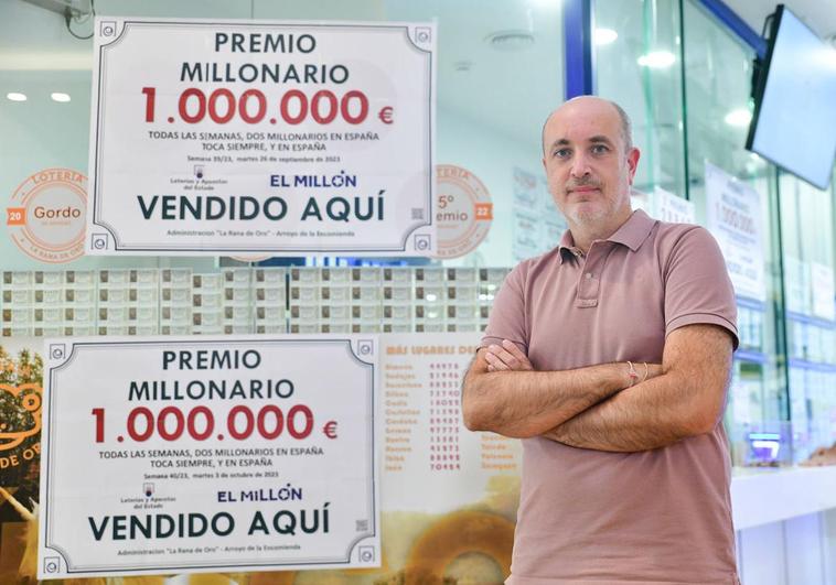 Luis Vázquez de Prada junto a los dos carteles de los premios de 'El Millón' de estas dos semanas.