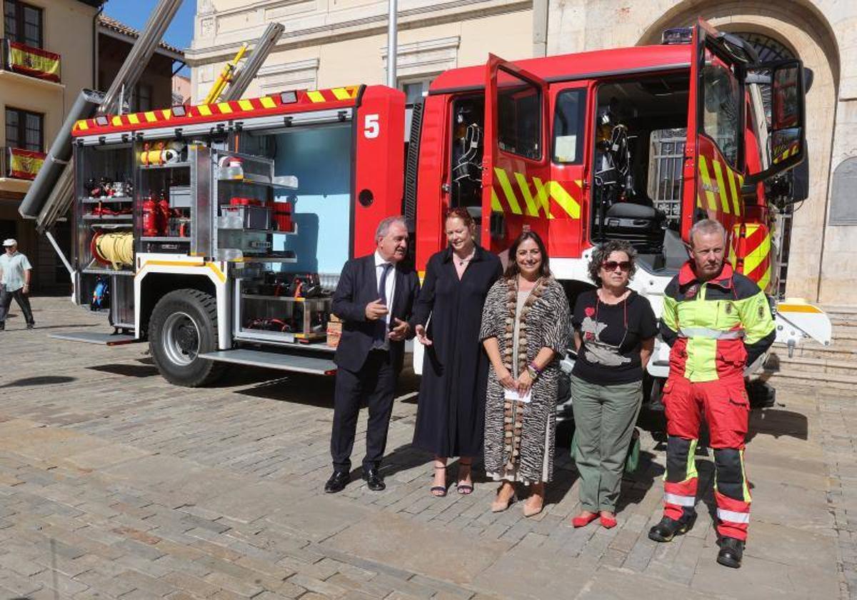 Presentación del nuevo camión autobomba de los bomberos de Palencia.