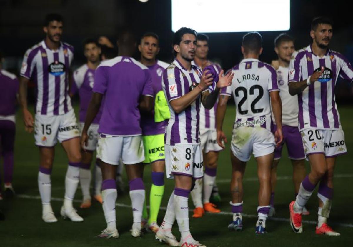 Los jugadores del Real Valladolid celebran la victoria tras ganar al Eldense en el Nuevo Pepico Amat.