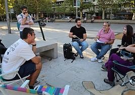 Varios jóvenes, en la asamblea celebrada esta tarde en el Salón.