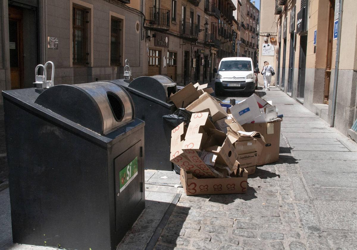 Contenedores de basura en la calle Infanta Isabel.