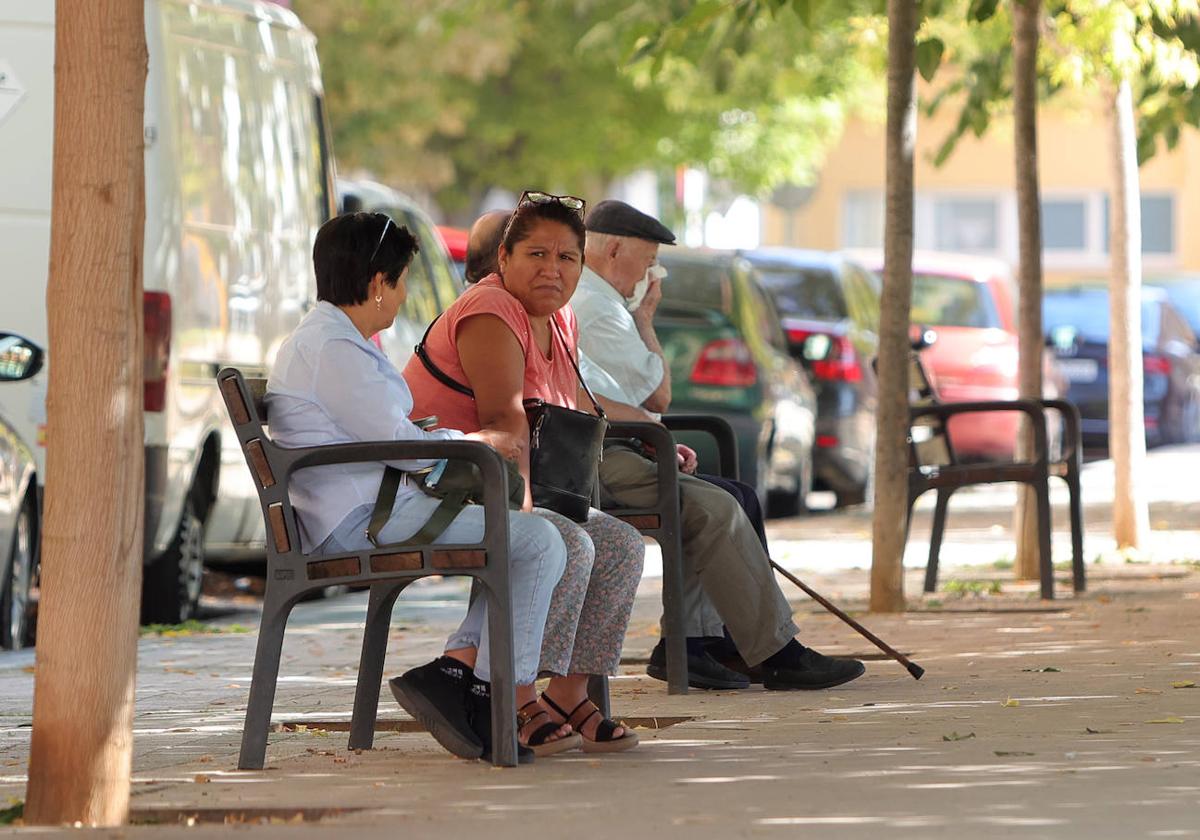 Varias personas descansan en un banco a la sombra este miércoles, 4 de octubre.