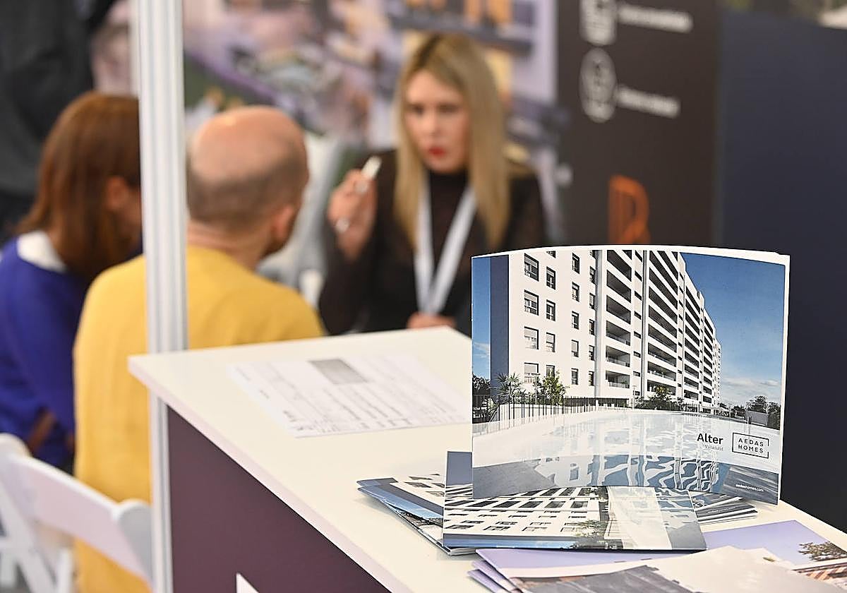 Una pareja se informa en uno de los stands de FIVA en primavera.