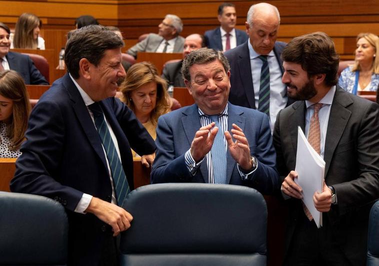 El vicepresidente García-Gallardo conversa en el hemiciclo con los consejeros del PP Fernández Carriedo y González Gago.