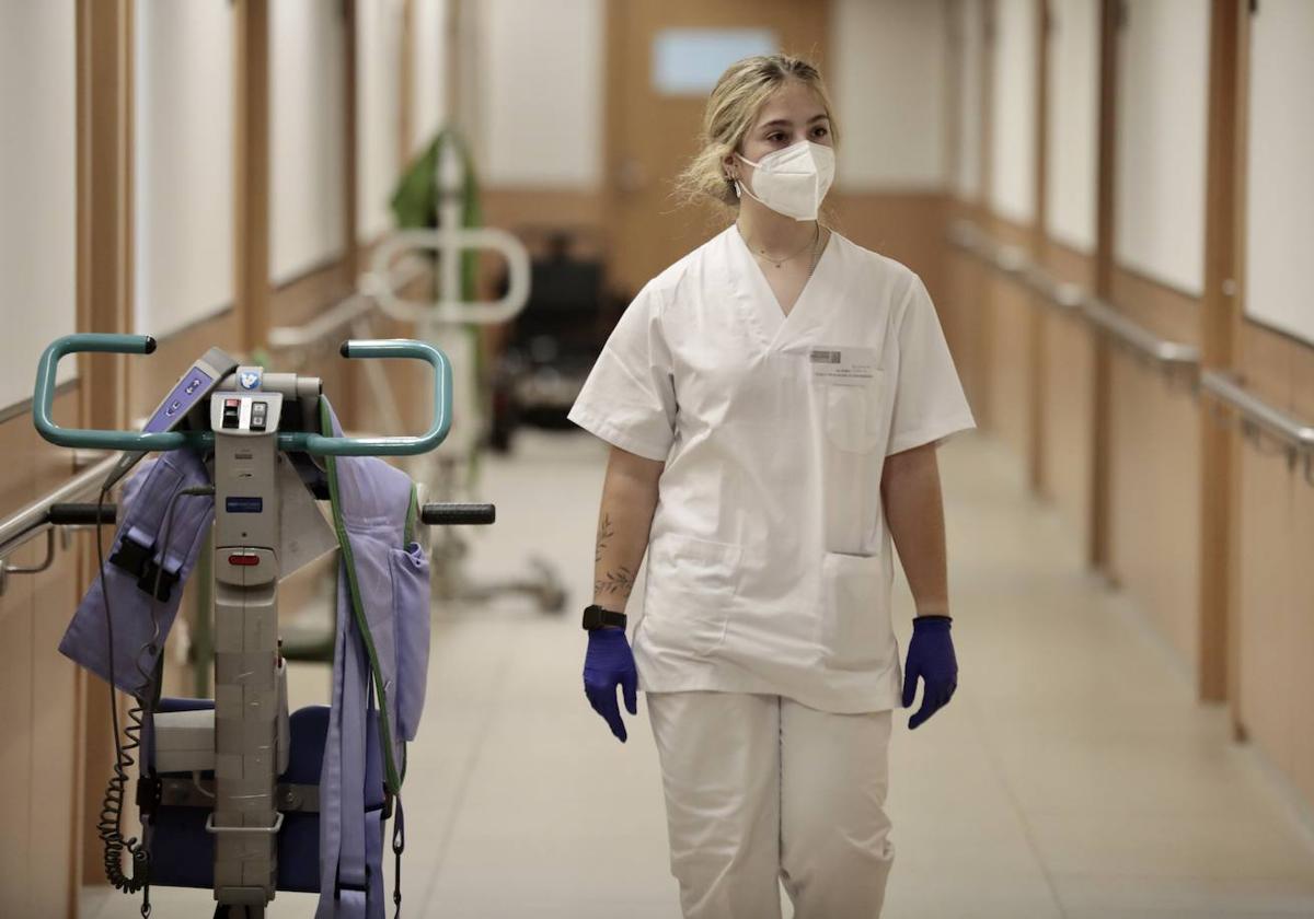 Personal sanitario en un pasillo de la Unidad de Cuidados Paliativos del Hospital Benito Menni de Valladolid.