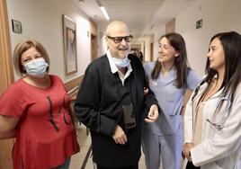 Juan Antonio, con su hermana Gema (a su derecha), la enfermera Marisa Mendes y su médico Diana Jissel Pulgarín.