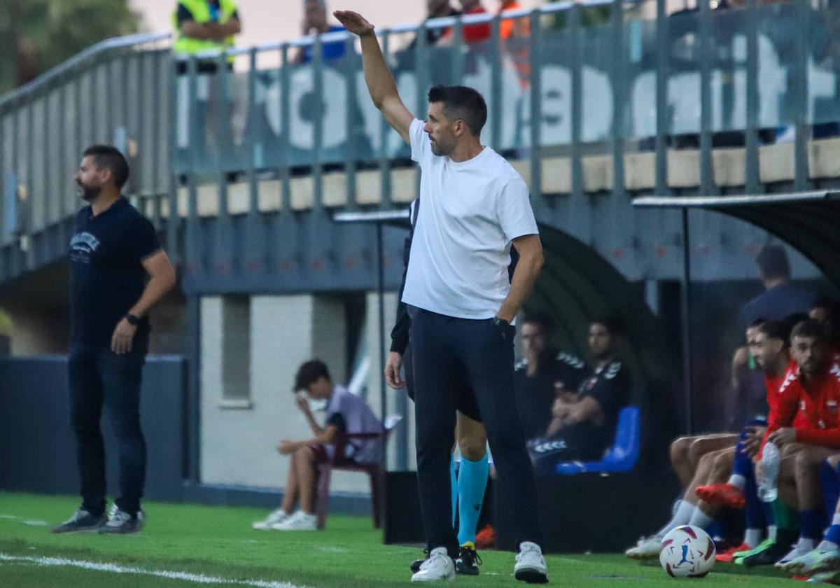 Pezzolano da indicaciones a sus jugadores con la mano alzada, en el partido frente al Eldense.