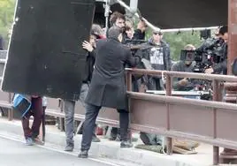 Un momento del rodaje de Memento Mori en el Puente Mayor con Yon González.