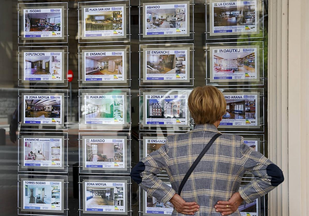 Anuncios en una agencia inmobiliaria.