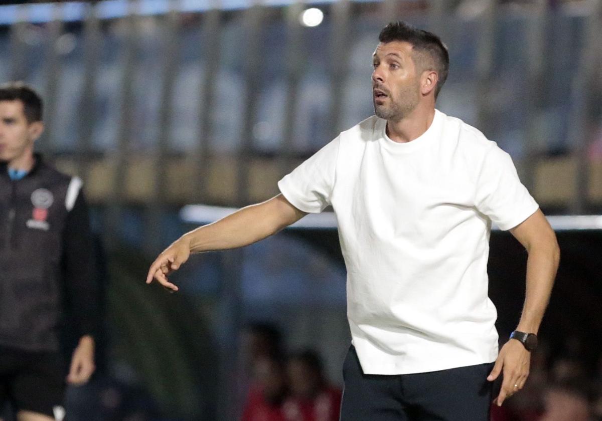 Paulo Pezzolano durante el último encuentro del Real Valladolid en el campo del Eldense.