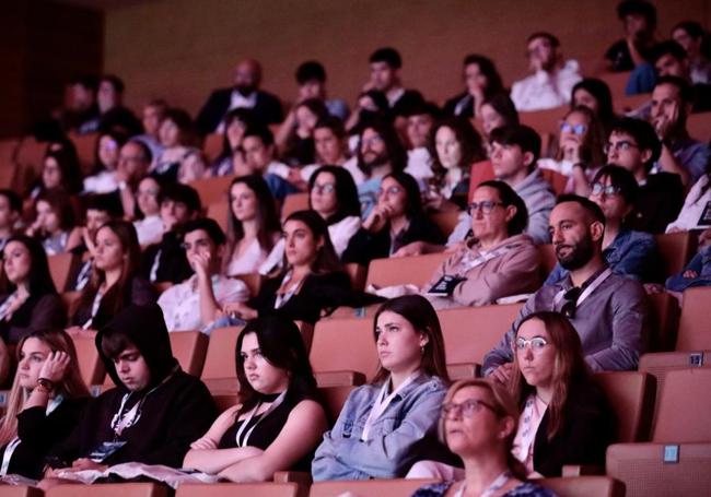 Público asisten al III Congreso de Periodismo Miguel Delibes.