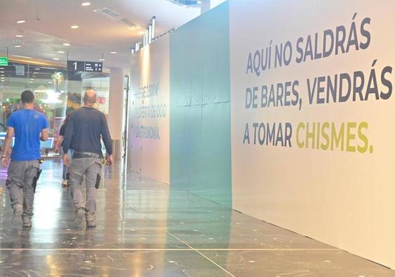 Lonas cubren un local del centro comercial Vallsur con motivo de las reformas que se están llevando a cabo.