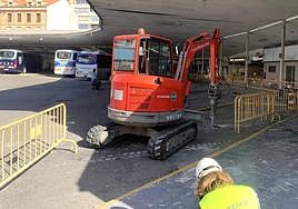 Los operarios trabajan para retirar el cable dañado.