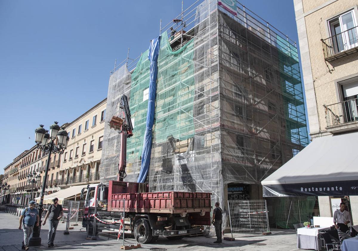 Obras en un edificio de la avenida del Acueducto.