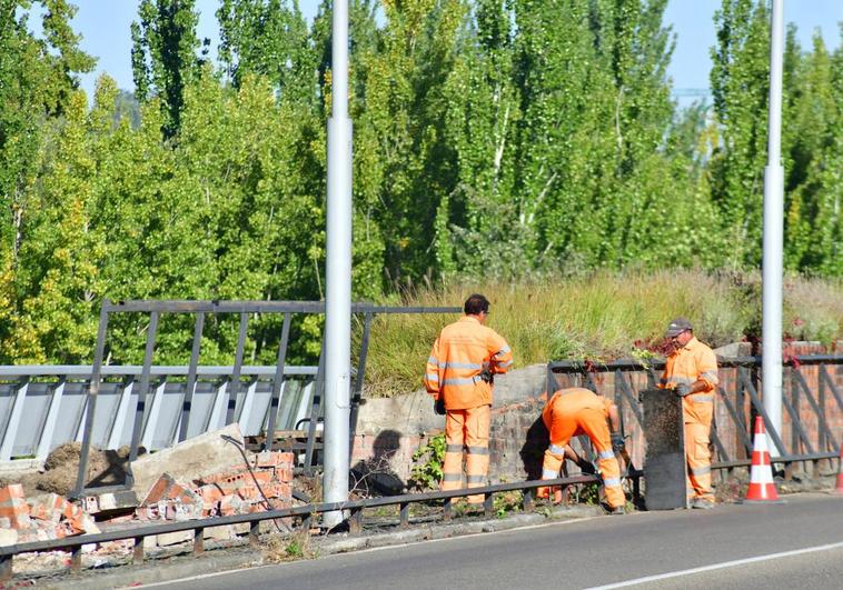 Los operarios retiran las jardineras del puente.