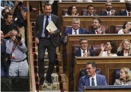 Óscar Puente, con las zapatillas de la discordia, baja las escaleras del Congreso.