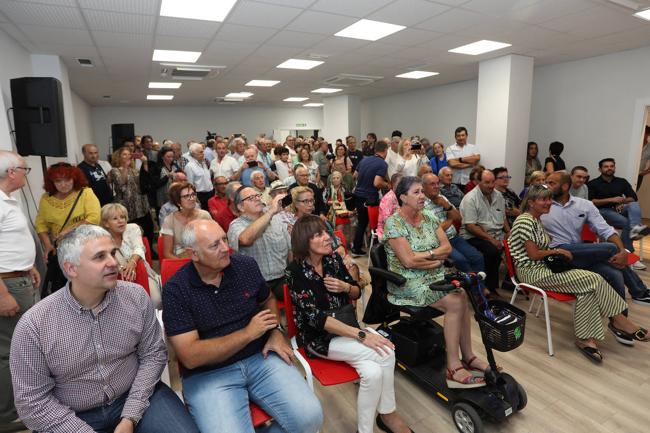 Asistentes a la inauguración de la sede.