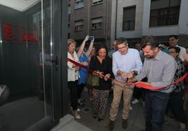 Patxi López y Tudanca cortan la cinta inaugura, junto a Miriam Andrés.