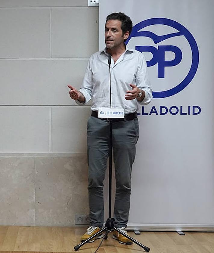 Imagen secundaria 2 - Política chascarrillo: de las zapatillas de Puente a los papeles de Igea