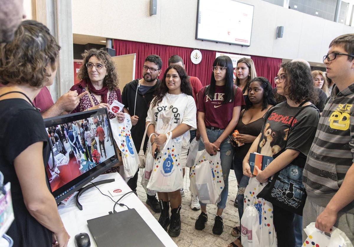 Un grupo de estudiantes visita uno de los expositores de empleo de la feria, este jueves en la universidad.