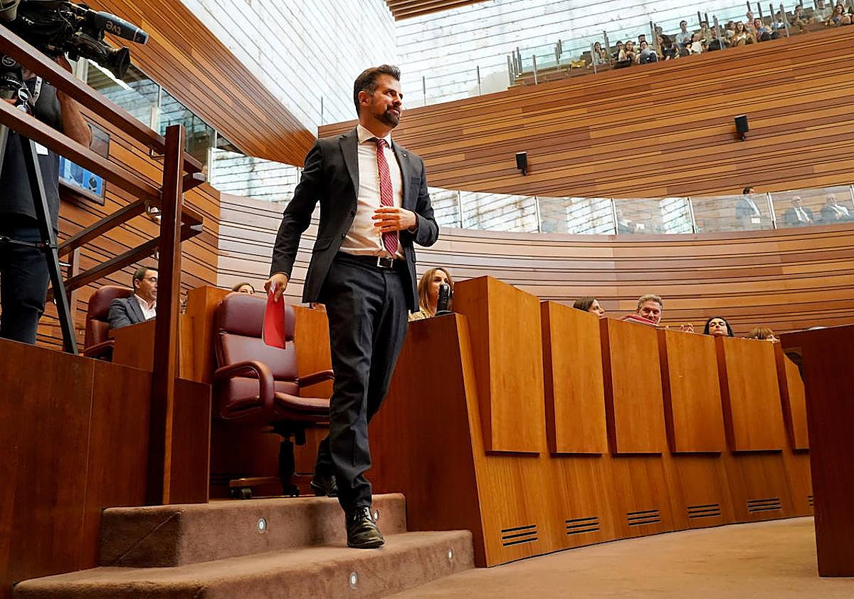 Imagen principal - Política chascarrillo: de las zapatillas de Puente a los papeles de Igea