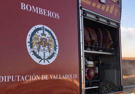 Medios aéreos y terrestres trabajan en la extinción de un fuego en Traspinedo