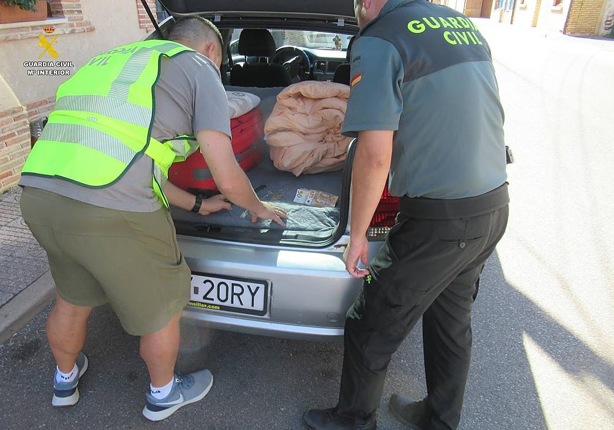 La Guardia Civil registra los coches de los detenidos.