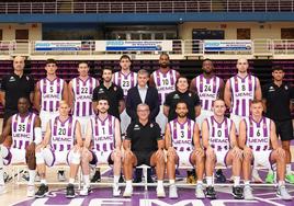 Plantilla del Real Valladolid Baloncesto 23-24 con la nueva equipación blanquivioleta.