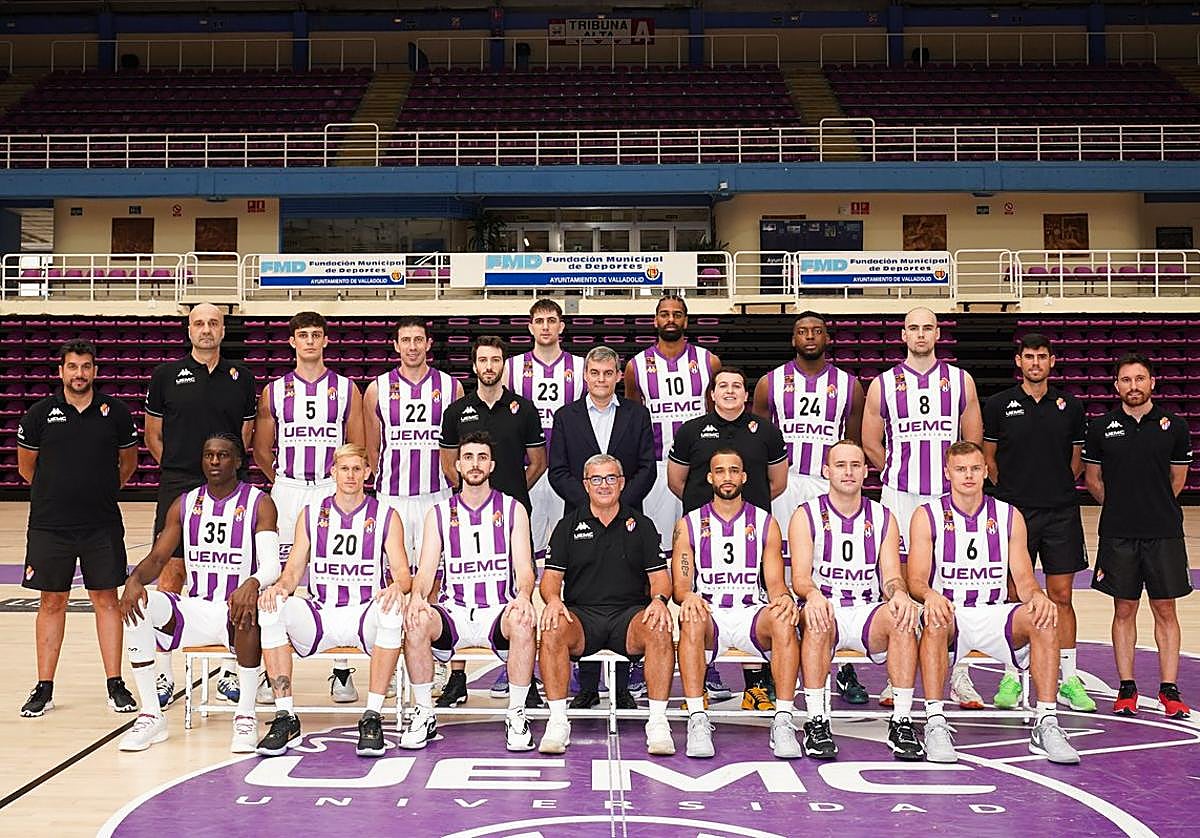Plantilla del Real Valladolid Baloncesto 23-24 con la nueva equipación blanquivioleta.