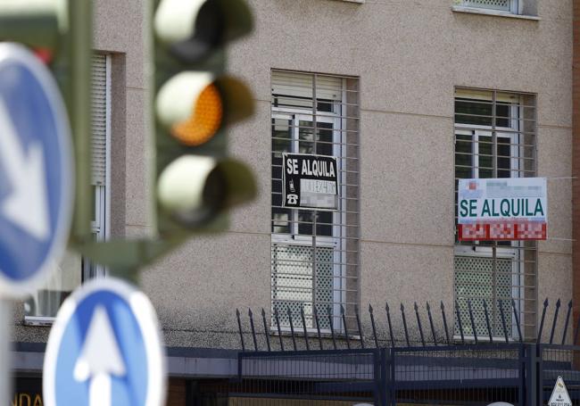 Carteles de alquiler en una vivienda.