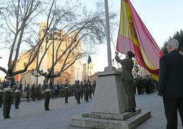 Solemne arriado de la bandera ante el Palacio Real.