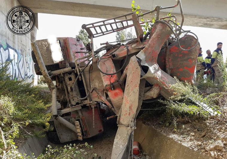 El camión que conducía Eduardo Valentín tras caer por el terraplén.