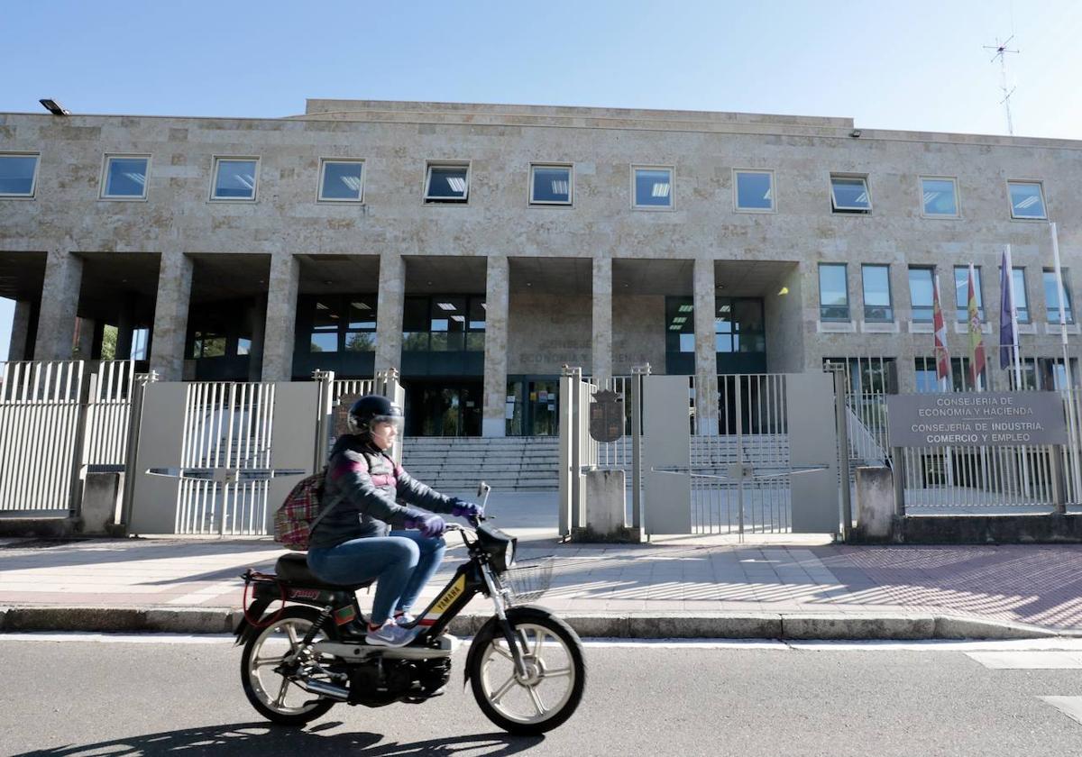 Entrada a la sede de las consejerías de Economía y Hacienda y de Comercio, Industria y Empleo.