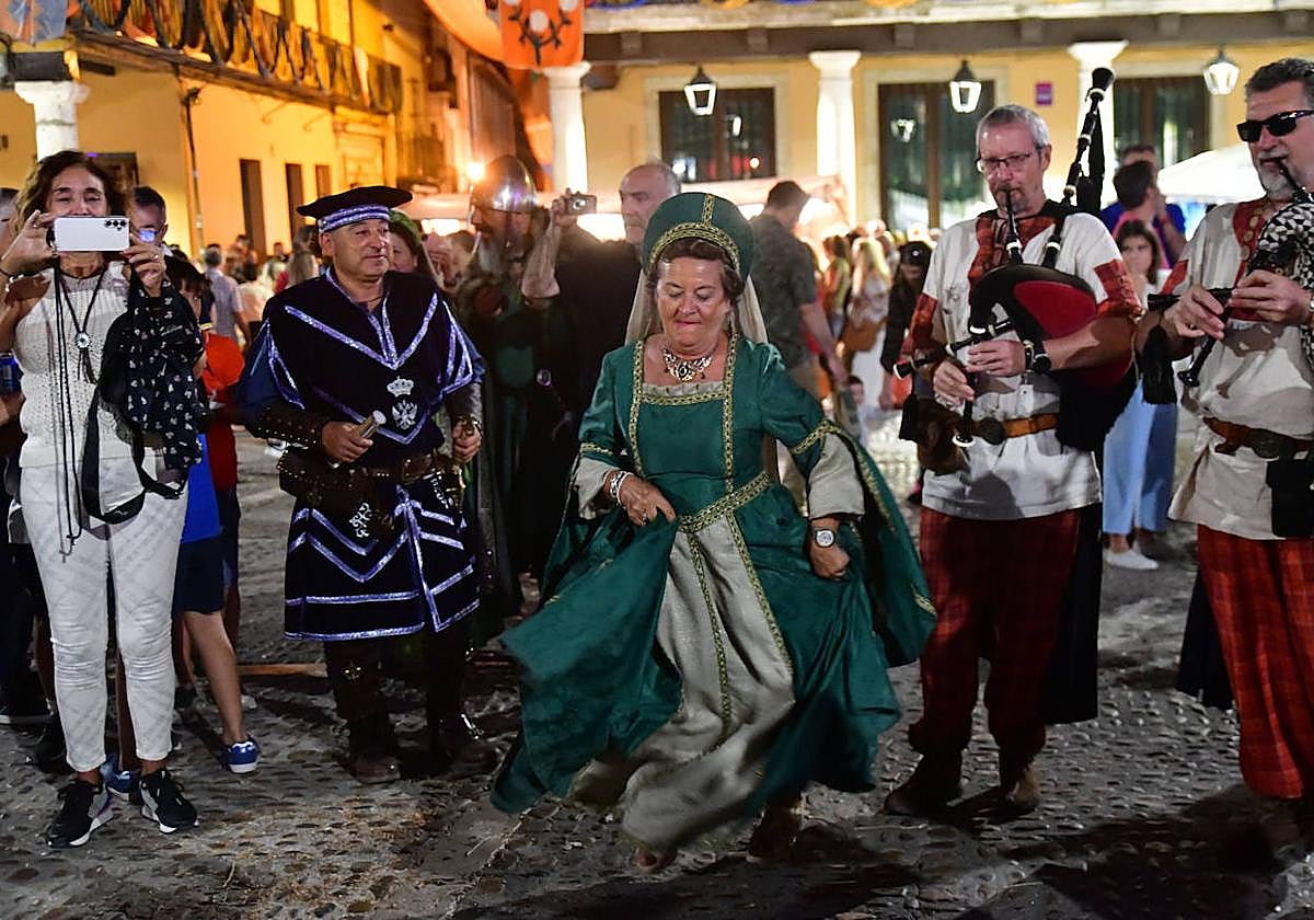 Particpantes en el mercado de Tordesillas bailan al ritmo de las gaitas.
