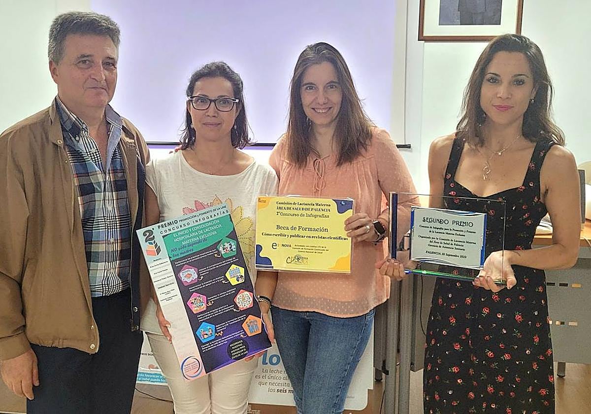 Las ganadoras del segundo premio, con Joaquín Madrigal, miembro de la comisión.