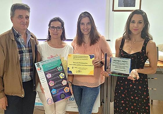 Las ganadoras del segundo premio, con Joaquín Madrigal, miembro de la comisión.