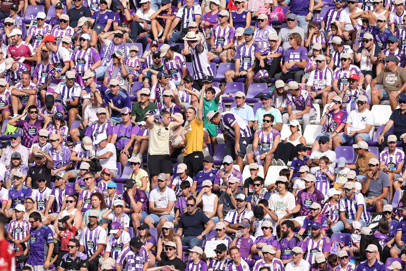 Las imágenes del partido entre el Real Valladolid y el Mirandés en Zorrilla (2/2)