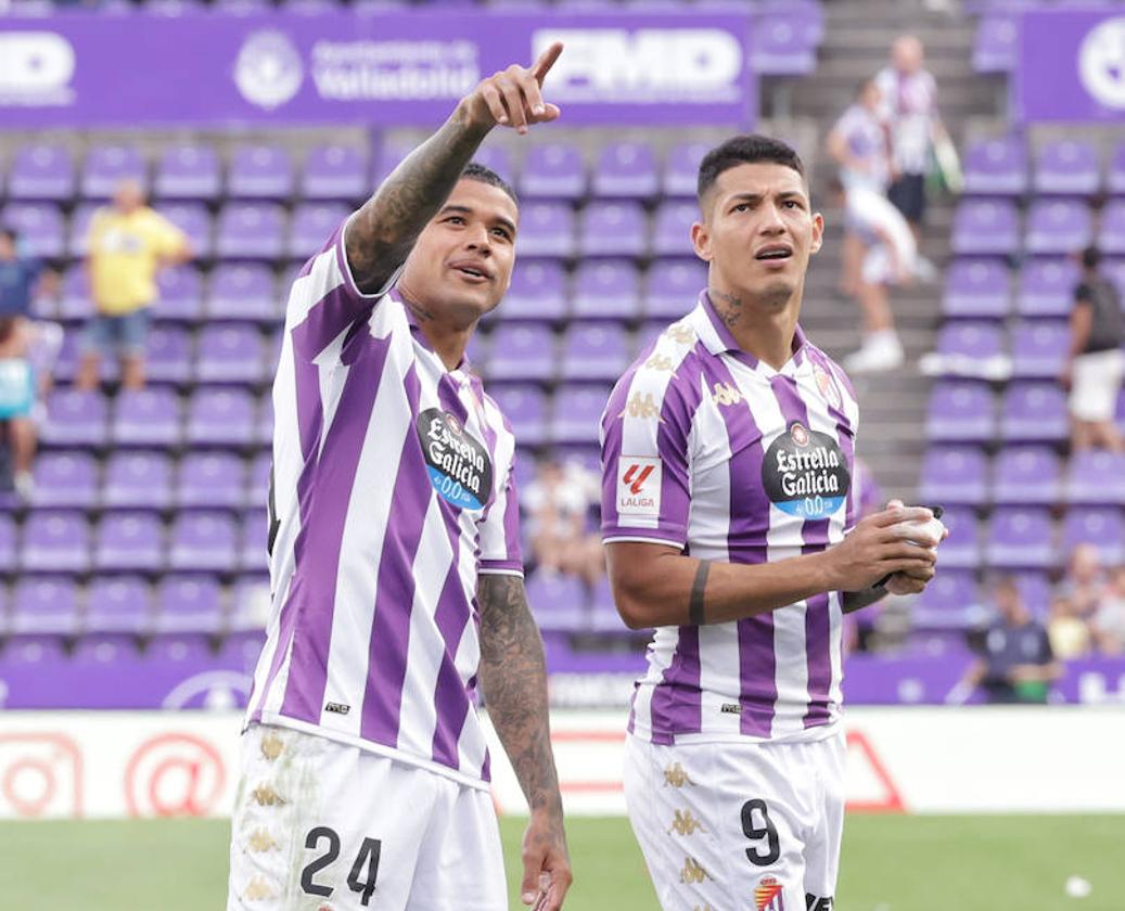 Kenedy señala a Marcos André un lugar de la grada.