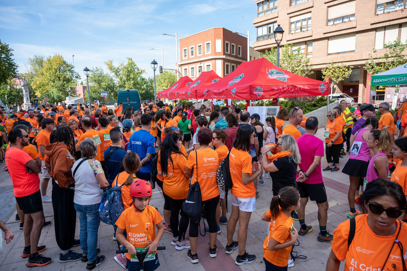 Palencia se tiñe de naranja contra el cáncer