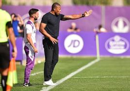 Julio Baptista da instrucciones desde la banda en la mañana de este domingo.
