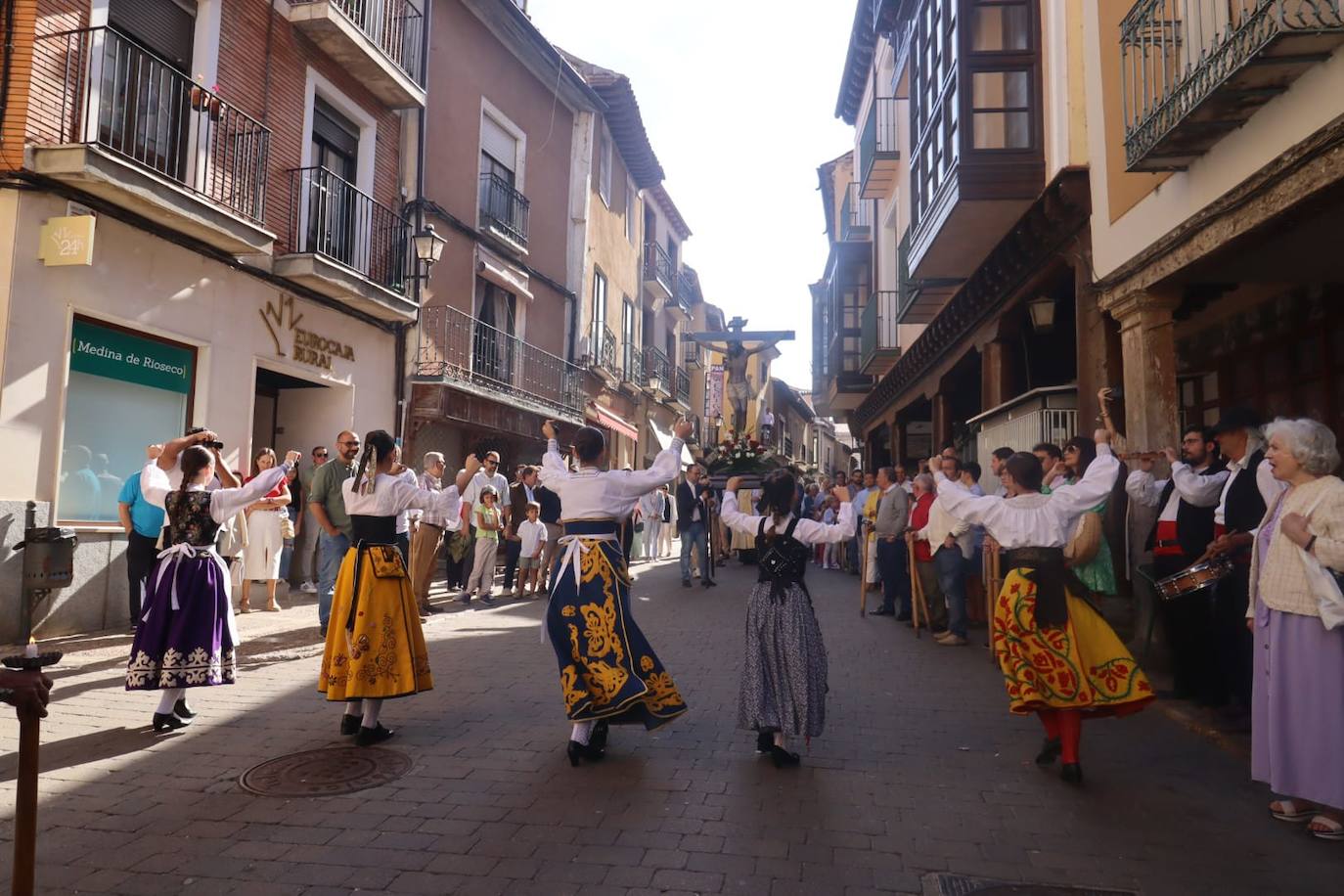 El Cristo de las Puertas recorre las calles de Medina de Rioseco