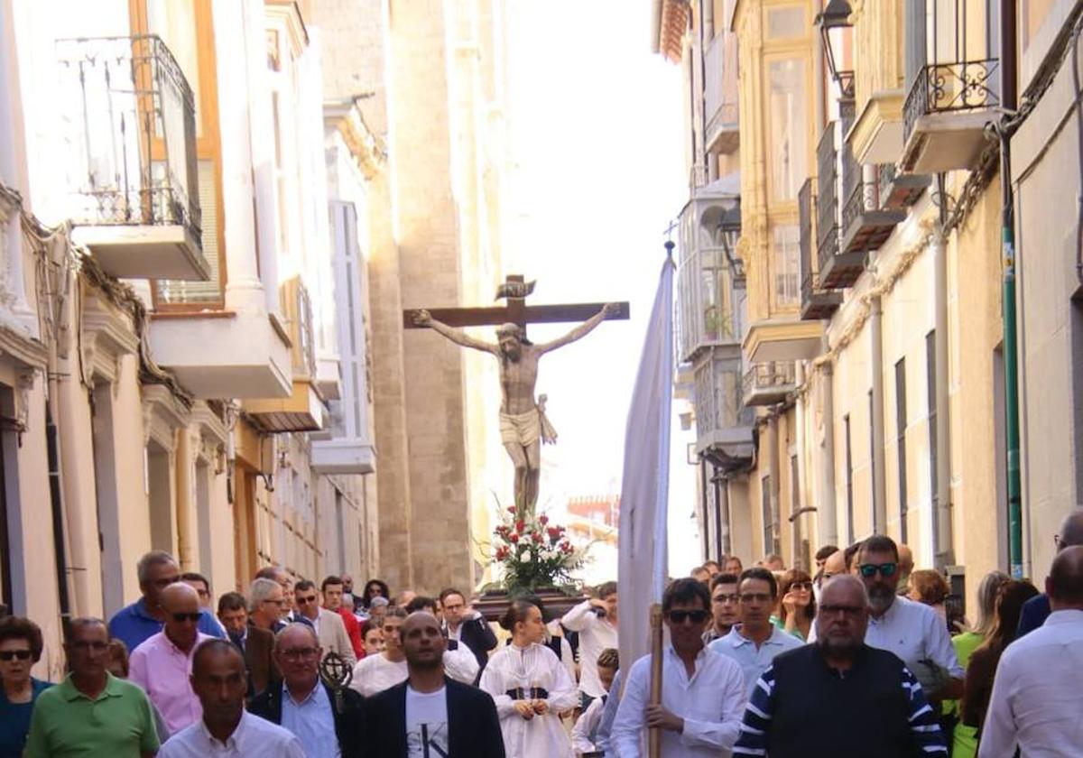 El Cristo de las Puertas recorre las calles de Medina de Rioseco