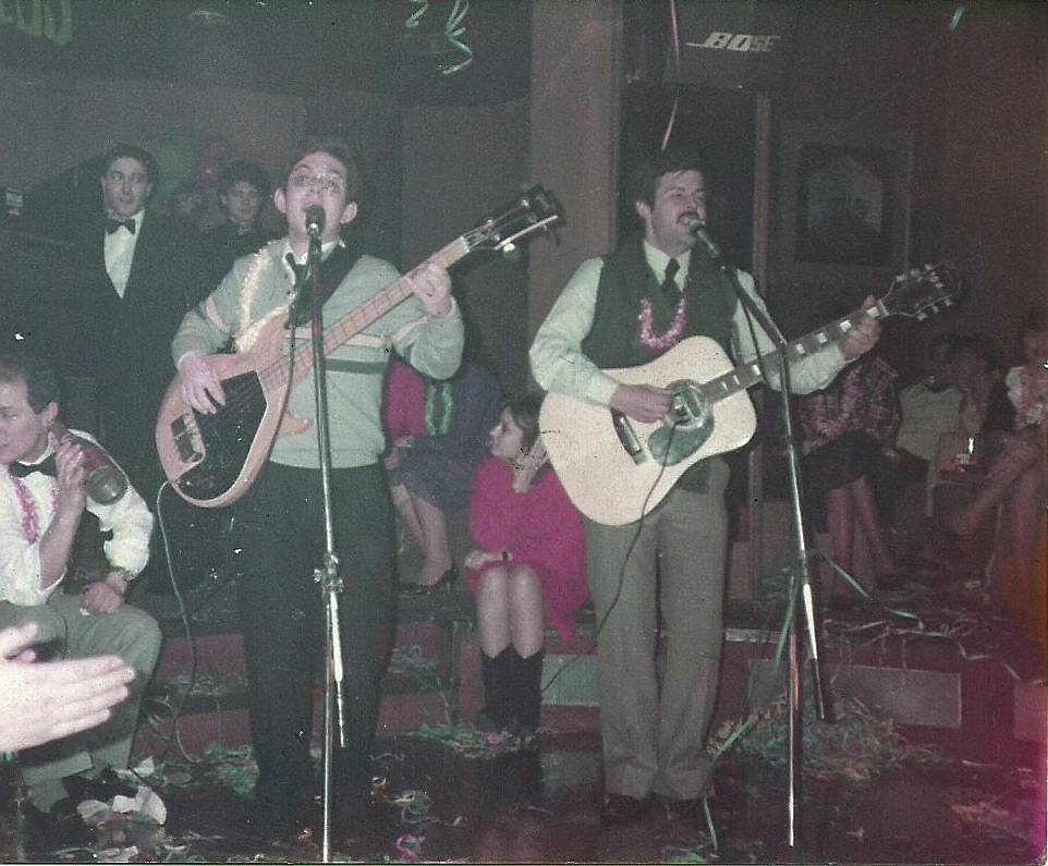 Luis y Juan cantando en una salas de fiestas en la Nochevieja de 1982.